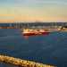 A est ecco che si allarga il grande Porto, con le sue navi...